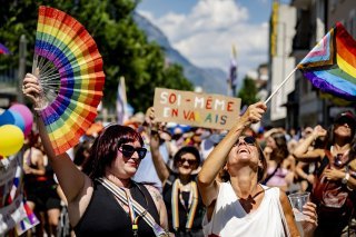 La Pride 2024 se tient ce samedi à Martigny (VS) avec pour slogan "Soi-même, partout!". KEYSTONE/JEAN-CHRISTOPHE BOTT
